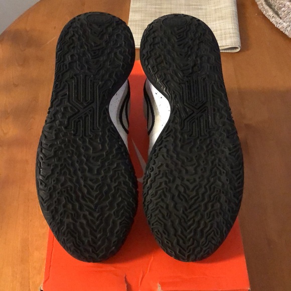 Kyrie Irving 4s low - Picture 5 of 5